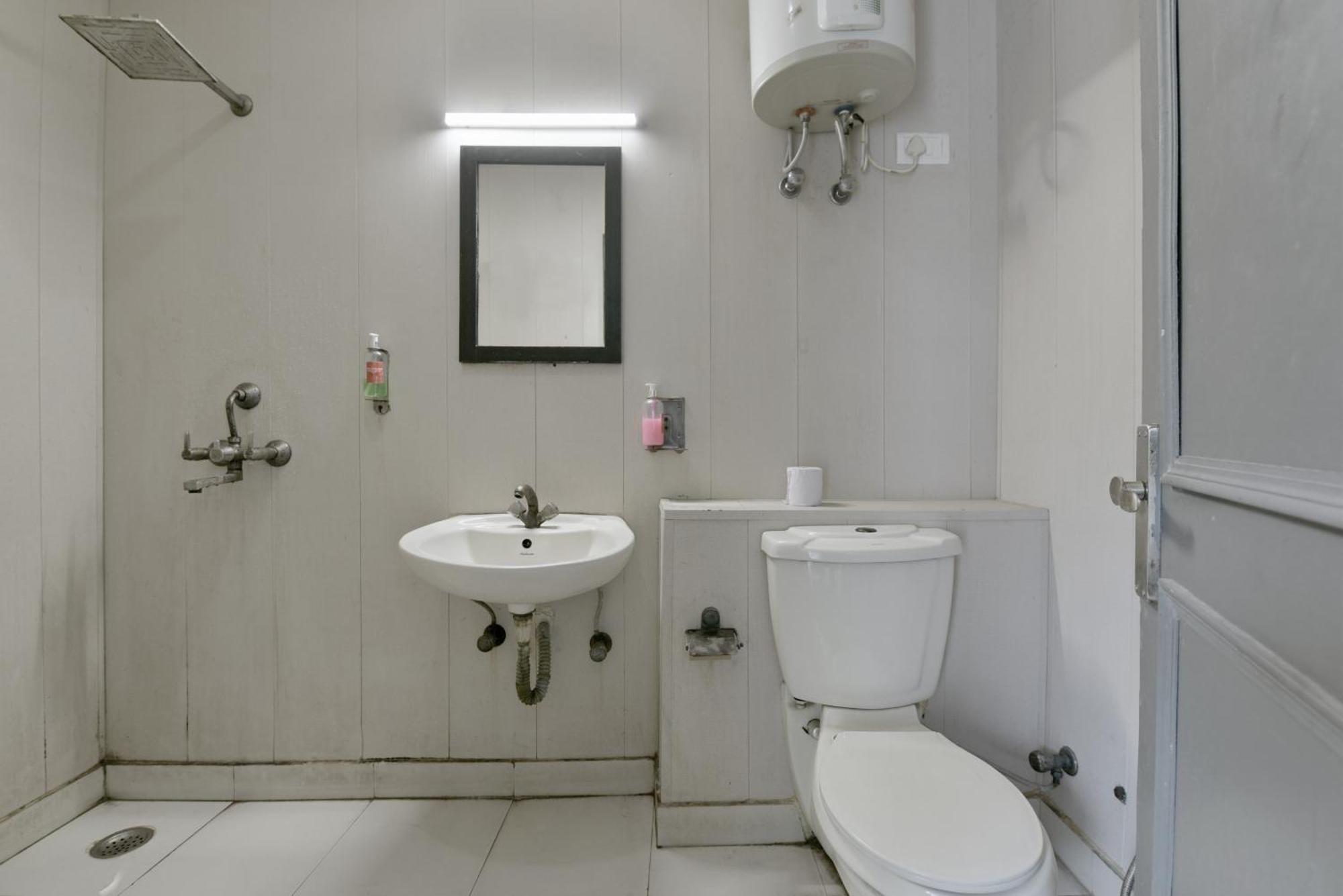 Divine Inn Couple Friendly Hotel Near Sector 51 Metro Station Noida Exterior foto